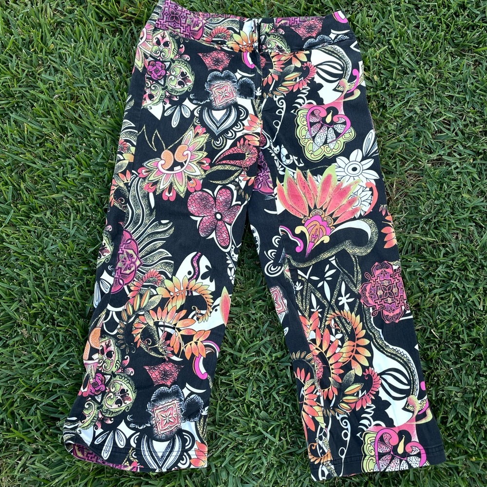 CHICOS CAPRI GRAPHIC PANTS